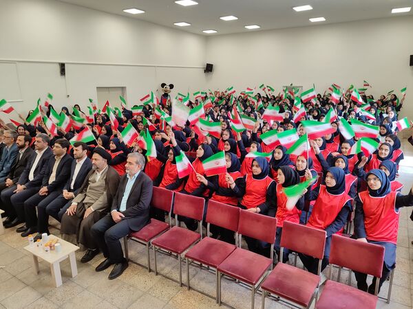 آیین نواختن زنگ ملی مبارزه با استکبار ستیزی در دبیرستان دخترانه متوسطه دوره اول توحید 