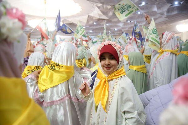 دختران، مهمان حضرت معصومه(س) شدند