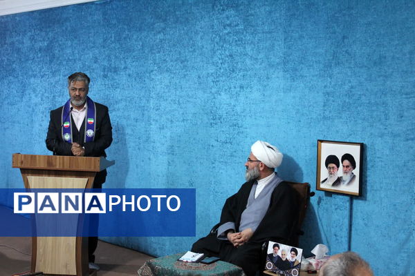 دیدار مربیان و اعضای منتخب سازمان دانش‌آموزی سمنان با نماینده ولی‌فقیه در استان 