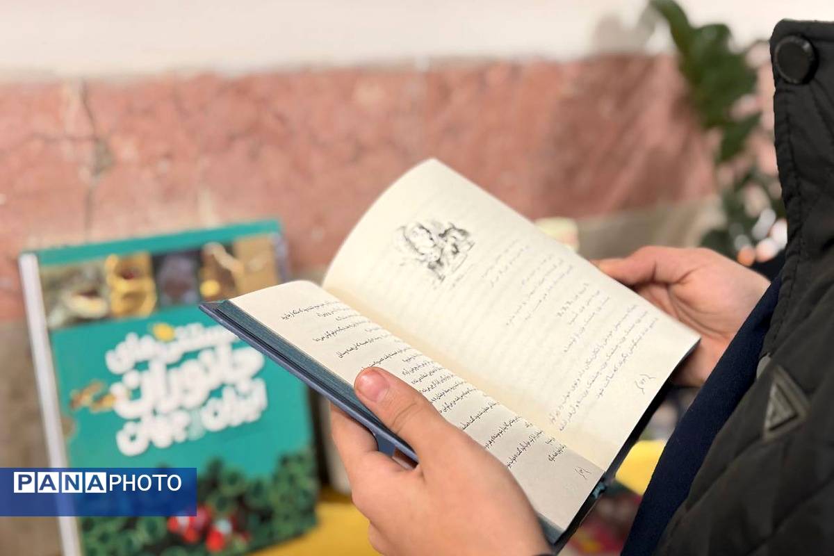 وقتی کتاب‌ها در مدرسه صف می‌کشند؛ استقبال پرشور دانش‌آموزان از نمایشگاه کتاب