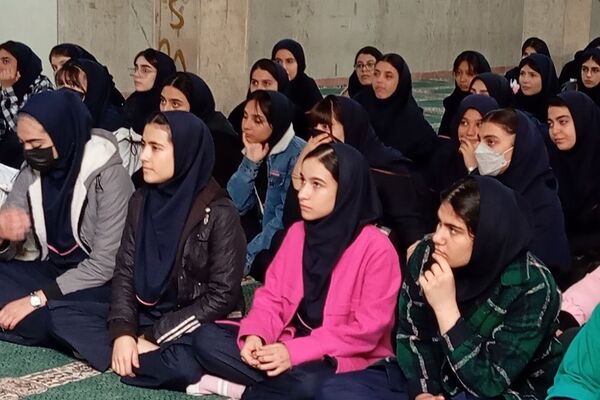 نشست کتابخوان مدرسه‌ای در دبیرستان دخترانه جوادالائمه بهارستان‌دو