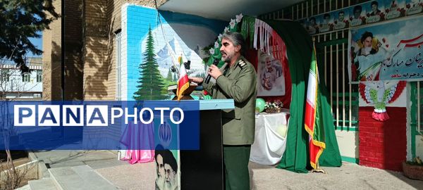 گرامیداشت سالگرد انقلاب با نواختن زنگ در دبیرستان دخترانه شاهد