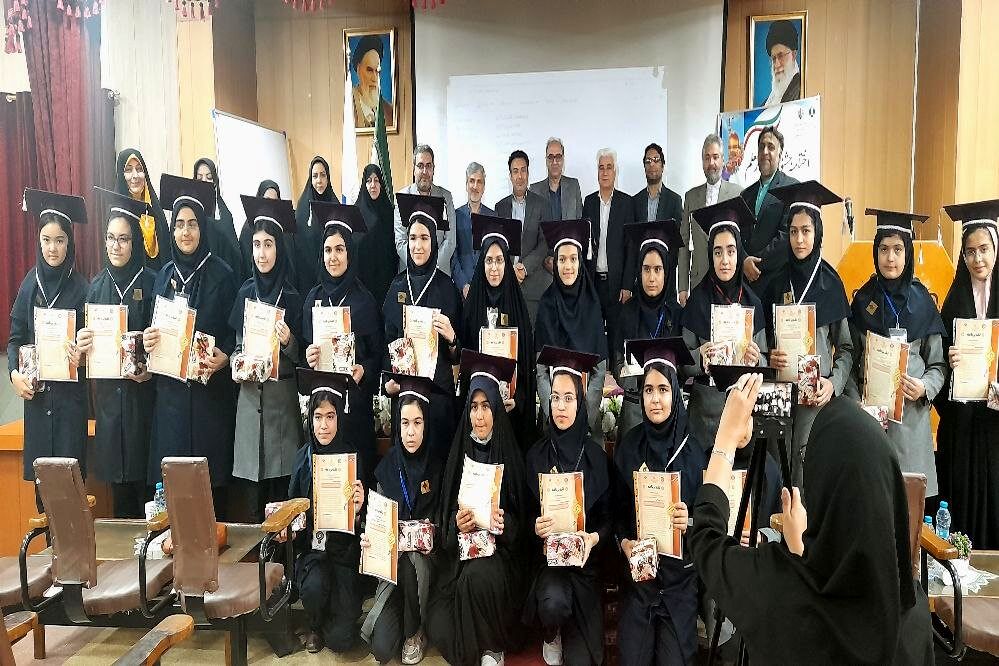 مراسم تجلیل از همیار معلم‌های نمونه دبیرستان آرمیتا مصلی نژاد