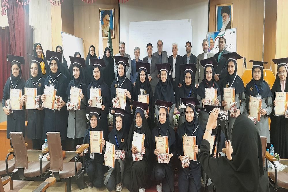 مراسم تجلیل از همیار معلم‌های نمونه دبیرستان آرمیتا مصلی نژاد