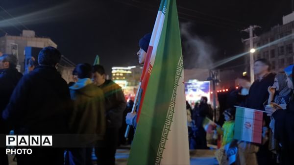 تجمع جوانان‌‌و‌نوجوانان‌در‌بیعت با رهبر انقلاب در نیشابور