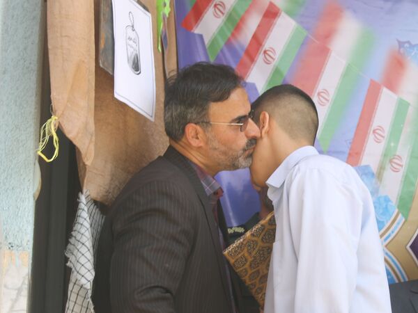 آیین نواختن زنگ ایثار و مقاومت در دبیرستان شاهد معراج