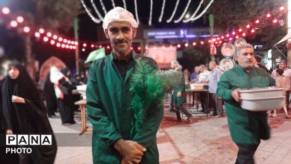خدمت رسانی چایخانه حضرت زهرا(س)در صد و پنجاه و دومین شب 