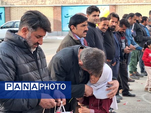 بوسه دختران روستای لالب بر دستان زحمت‌کشیده پدران