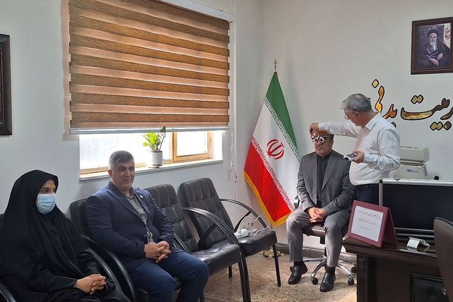 بینایی سنجی کارکنان اداره آموزش و پرورش ناحیه دو شهرری به مناسبت ایام الله دهه فجر 