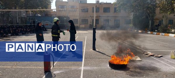  آموزش مهارت‌های اطفای حریق در دبیرستان نمونه محبوبه محبی نیشابور 