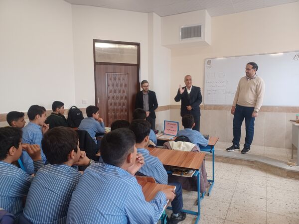 آموزش بهداشت دهان و دندان در دبیرستان نمونه مرحوم طاووسی