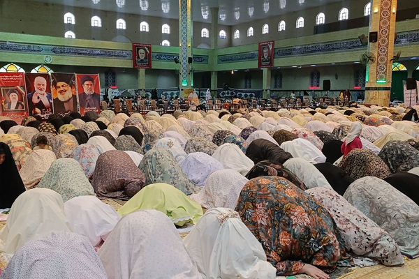 آغاز آیین معنوی اعتکاف در مصلای اسلامشهر با حضور گسترده نوجوانان