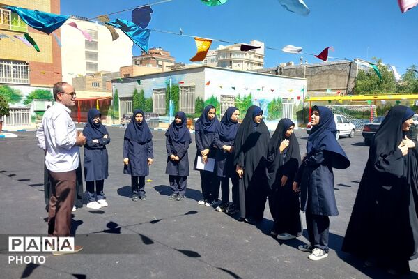 آماده‌سازی مراسم بازگشایی مدارس در دبیرستان شاهد بهشت