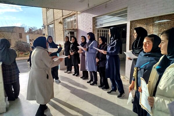 تجلیل از دانش آموزان ممتاز دبیرستان عطیه 