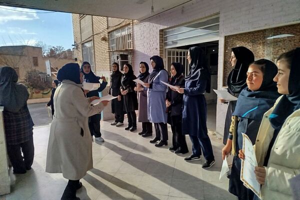 تجلیل از دانش آموزان ممتاز دبیرستان عطیه 