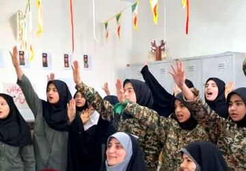 جوشش حس وطن‌دوستی دانش‌آموزان مکتب‌الزهرا(س) در جشن دهه فجر