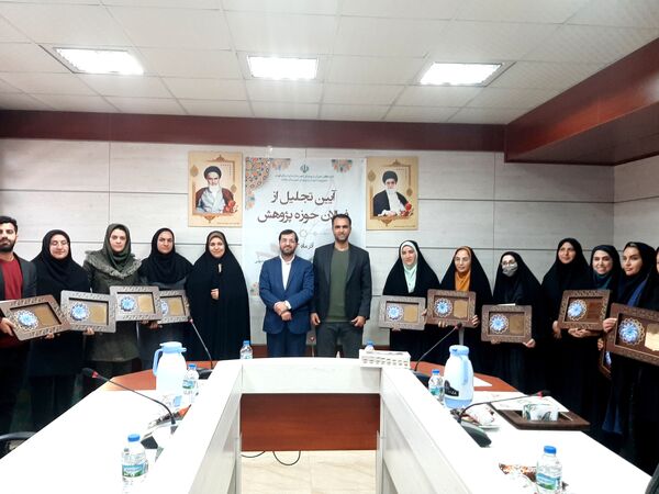مراسم تقدیر از دانش‌آموز پژوهنده و فناور برتر کشوری و استانی ملارد 