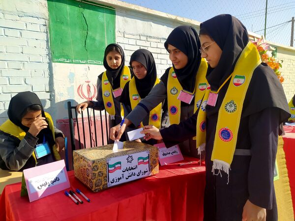 انتخابات شورای دانش آموزی در دبیرستان دخترانه امید 
