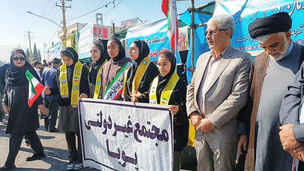 غرفه‌های سازمان دانش‌آموزی در راهپیمایی ۱۳ آبان یاسوج میزبان نوجوانان شدند