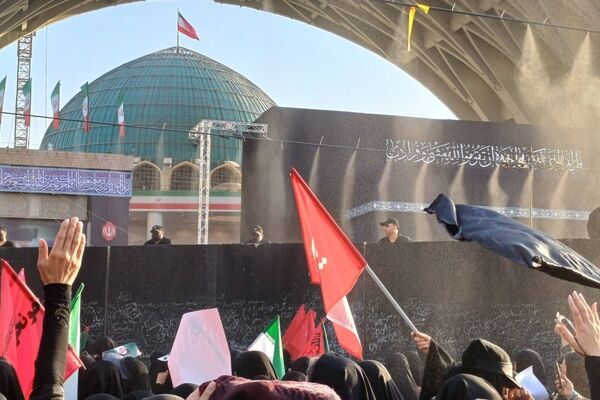 حضور فرهنگیان در آیین وداع با پیکر مطهر رهبر شهید در مصلی تهران 