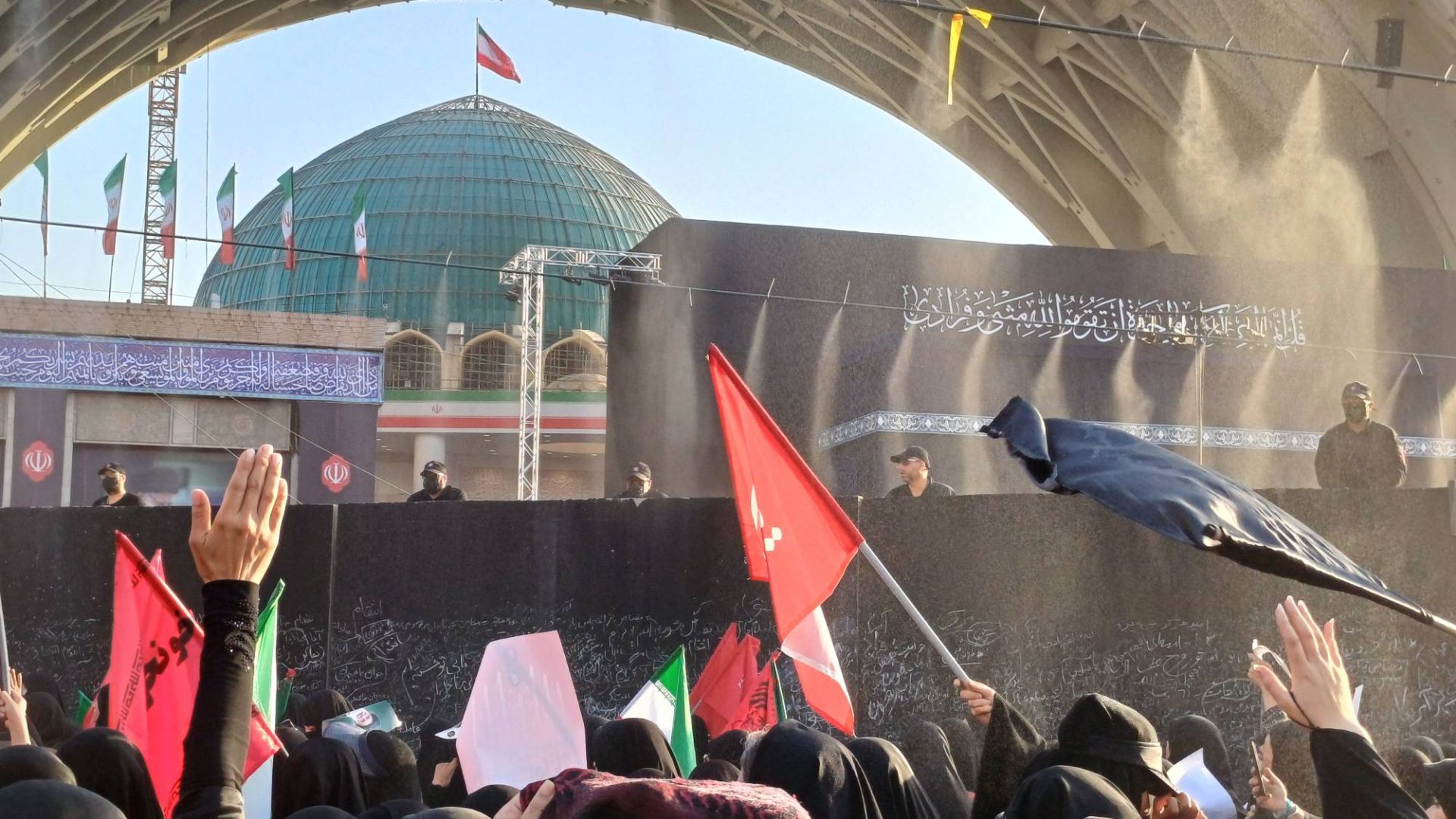 حضور فرهنگیان در آیین وداع با پیکر مطهر رهبر شهید در مصلی تهران 