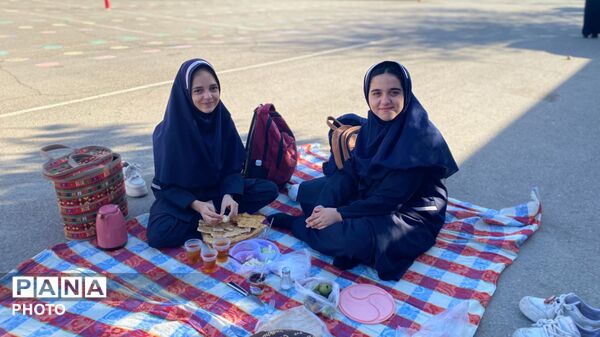 صبحانه‌ای سالم و شاد در حیاط مدرسه