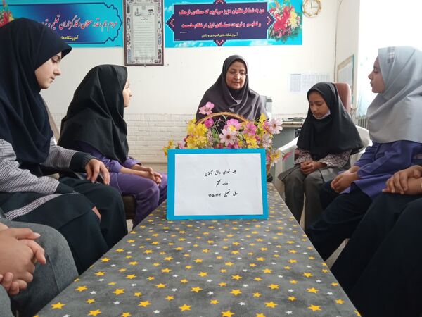 دومین جلسه شورای دانش آموزی در مدرسه تکتم خلیل آباد 