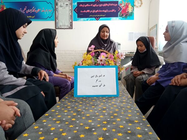 دومین جلسه شورای دانش آموزی در مدرسه تکتم خلیل آباد 