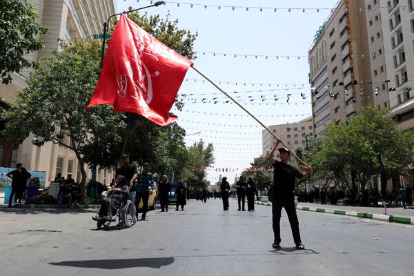رود اشک و عشق در مسیر حرم همزمان با شکوه عزاداری هیئات‌ در خیابان‌های مشهد
