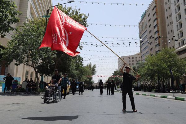 رود اشک و عشق در مسیر حرم همزمان با شکوه عزاداری هیئات‌ در خیابان‌های مشهد