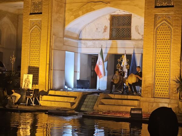 شب حماسه و اندیشه در جهان باغ تاریخی فین کاشان 