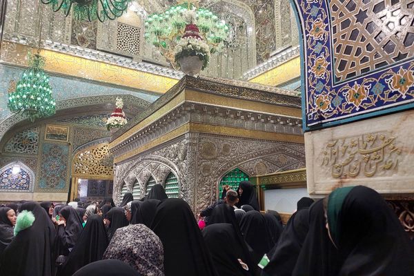 زائران حرم مطهر امام‌ رضا(ع)