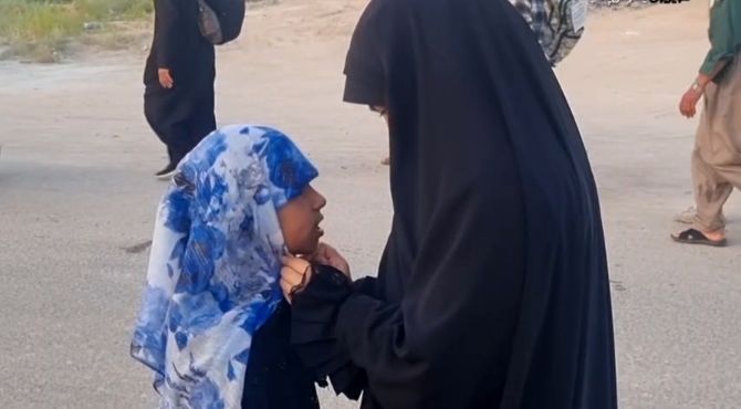 نذر روسری به دختران عراقی توسط خبرنگار پانای استان اصفهان