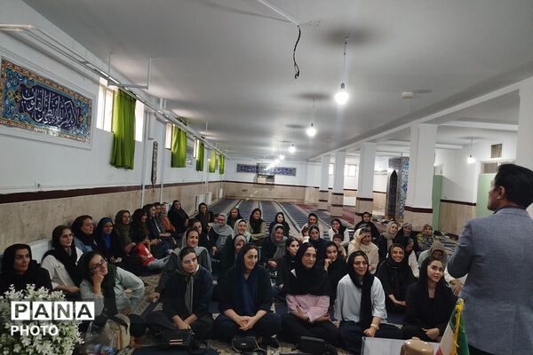 جلسه آموزش خانواده با محوریت فرزندپروری موفق در دبستان معصومیه