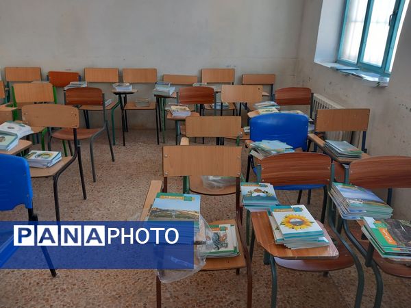 توزیع کتاب‌های درسی دبیرستان محدثه در منطقه ده‌محسن خرم‌آباد