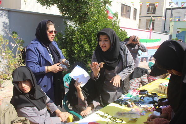 جشن دهه فجر انقلاب اسلامی در دبیرستان رضوان شهرستان بوشهر
