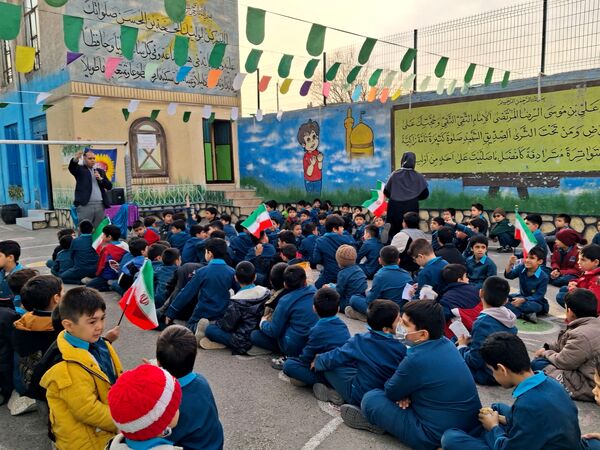 جشن پیروزی انقلاب در مدرسه هوشمند خیرزاده