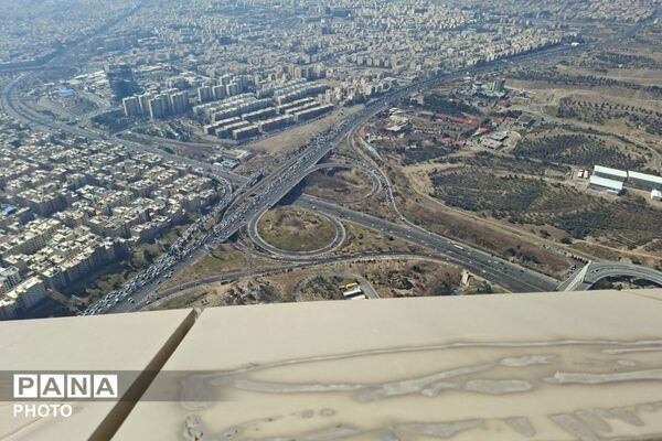 بازدید پرشور دختران دبیرستان قیام و بعثت‌۲ از بلندترین نماد پایتخت