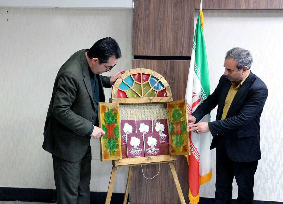 رونمایی از کتاب «شاهد شمس»