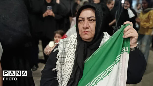 میدان امام خمینی (ره) شهرستان کوهدشت غرق در شور مردمی