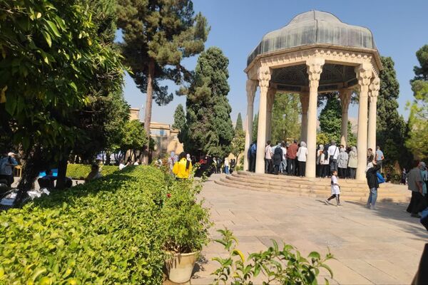 روز بزرگداشت حافظ، شاعر پرآوازه و لسان‌الغیب