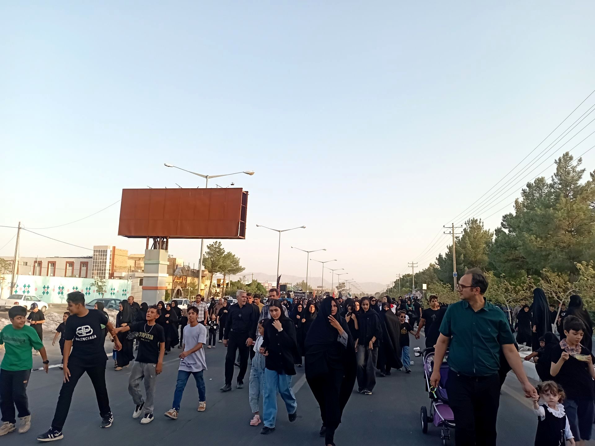 پیادروی جاماندگان اربعین در شهرستان کاشمر