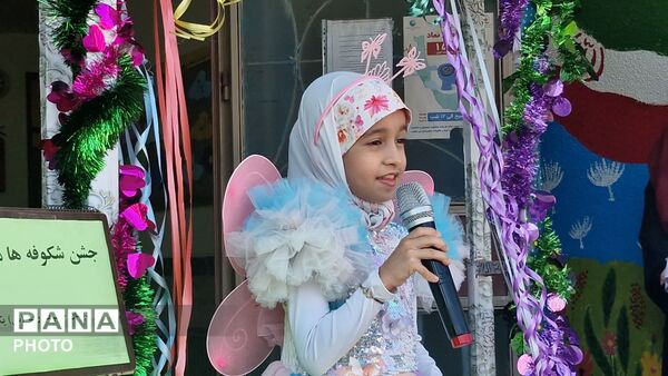 شکوفه‌پاشی در باغ دانش رشت