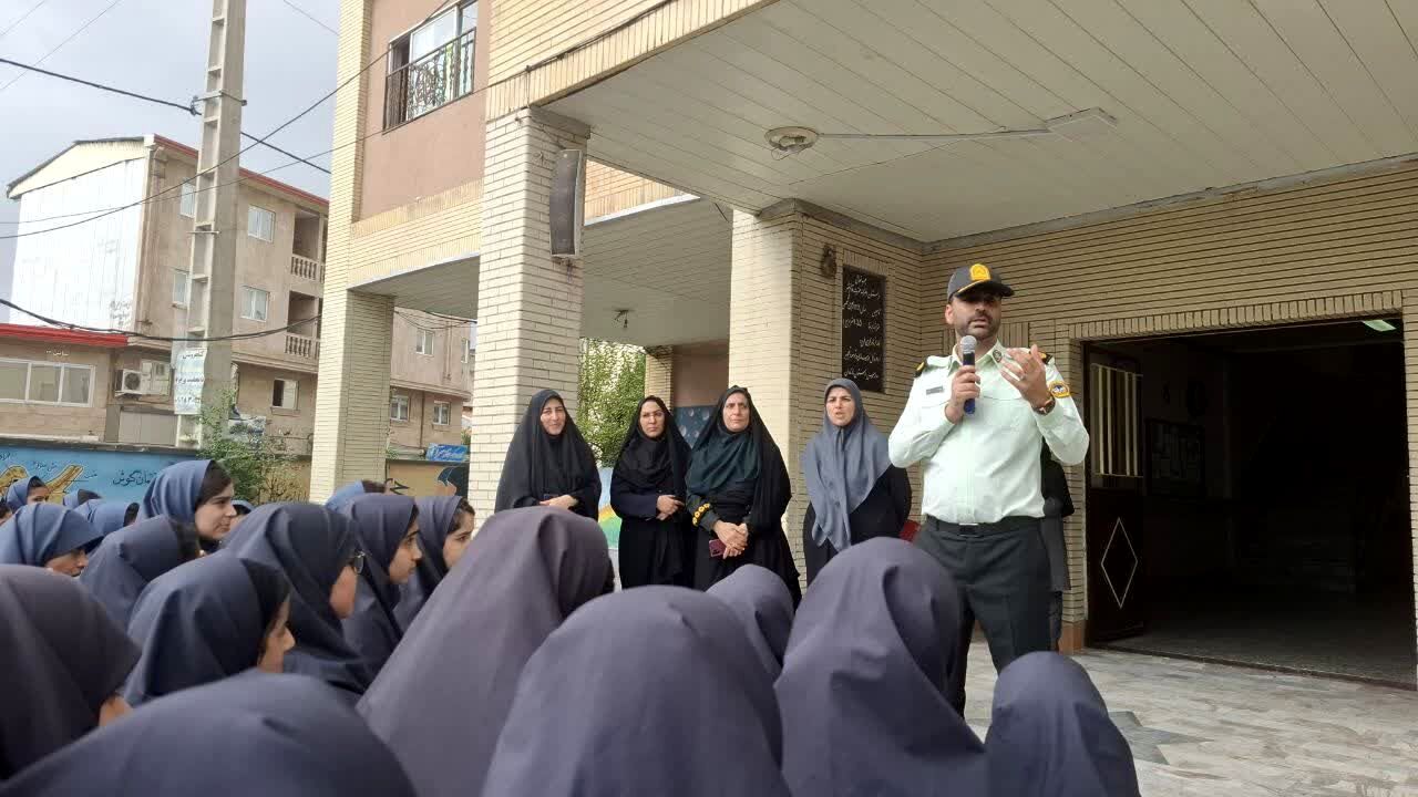 گرامیداشت روز نیروی انتظامی در دبیرستان بهار آزادی قائمشهر