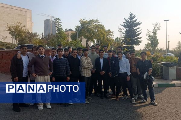 بازدید دانش‌آموزان دبیرستان شهدای علم‌ و فناوری بهارستان دو از دانشکده دندانپزشکی تهران 