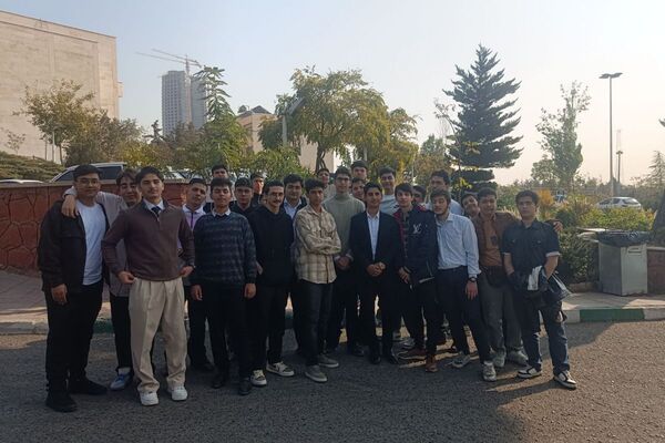 بازدید دانش‌آموزان دبیرستان شهدای علم‌ و فناوری بهارستان دو از دانشکده دندانپزشکی تهران 