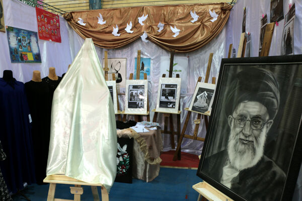 برپایی نمایشگاه عفاف و حجاب در هنرستان ایمان قم