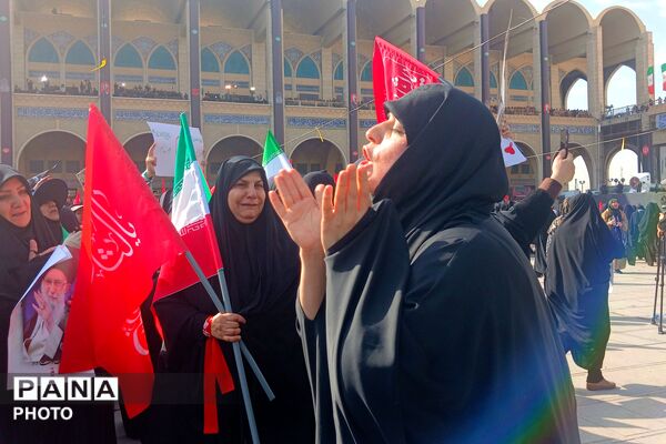 حضور جمعیت و مهمانان ویژه در مراسم وداع با رهبر شهید در مصلی امام خمینی تهران