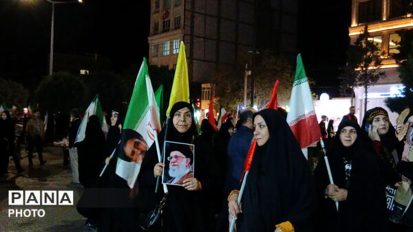 پرچم های ایران بر دستان وطن دوستان نیشابوری 