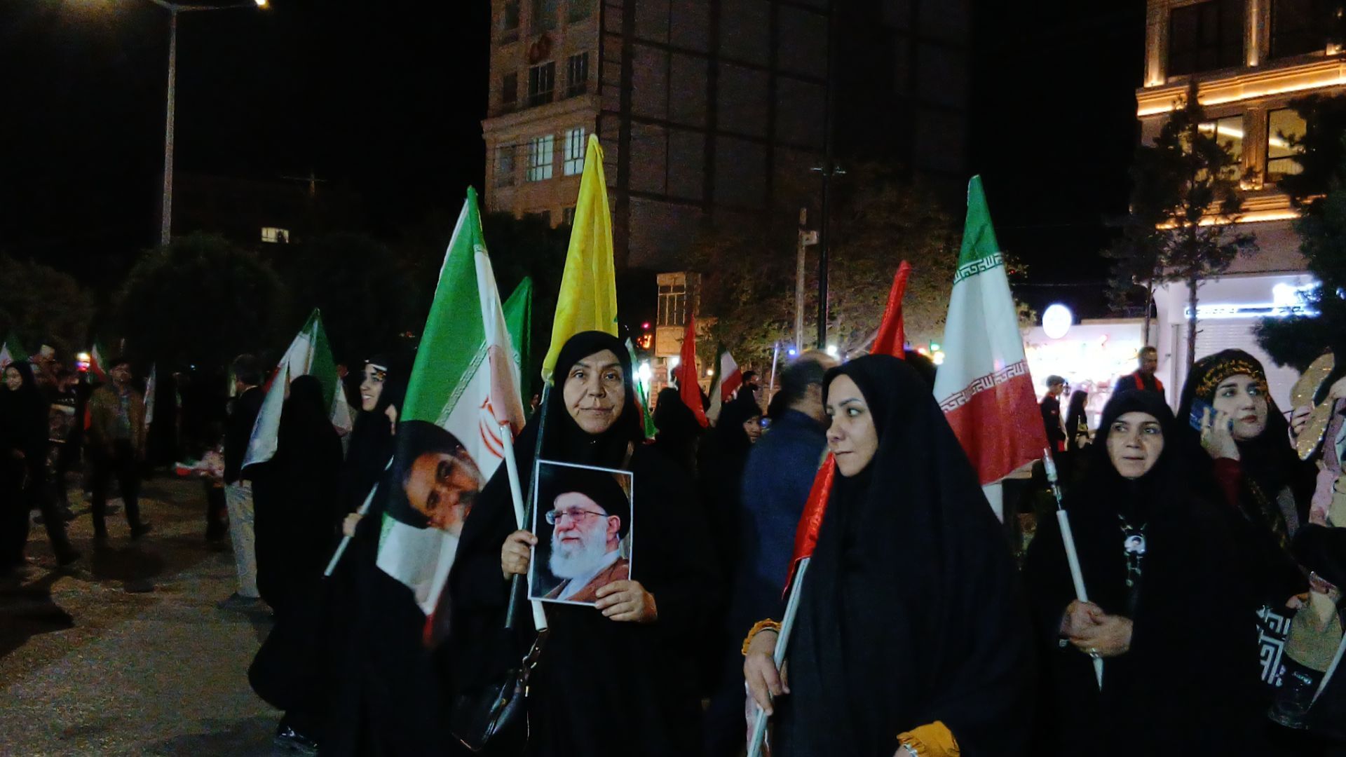 پرچم های ایران بر دستان وطن دوستان نیشابوری 